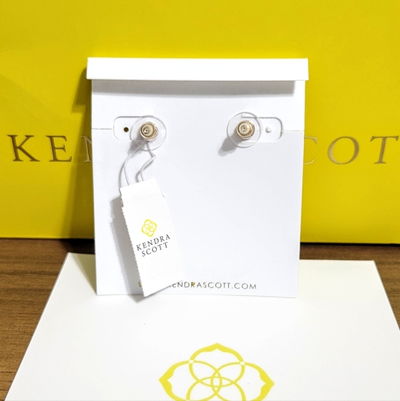 NWT Kendra Scott Ari Gold White Pearl Heart Studs Ivory Mother of Pearl - Picture 2 of 5